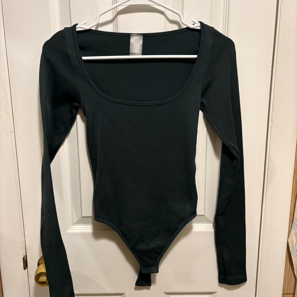Aritzia Sunday Best ribbed bodysuit scarab size small